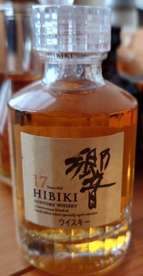 ミニボトル　響17年　ウイスキーのセレクション、特に17年熟成の響が魅力