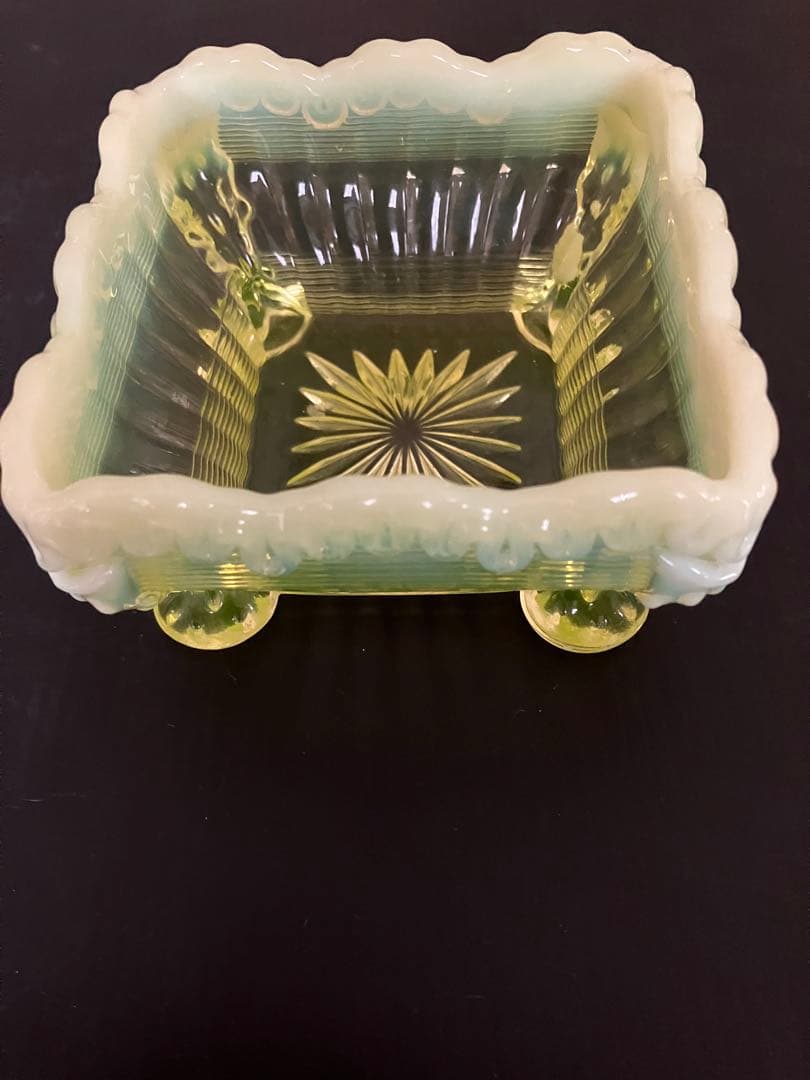 アンテイーク ウランガラス製の四角小物入れ ヴァセリン　ガラス　ブラックライト付