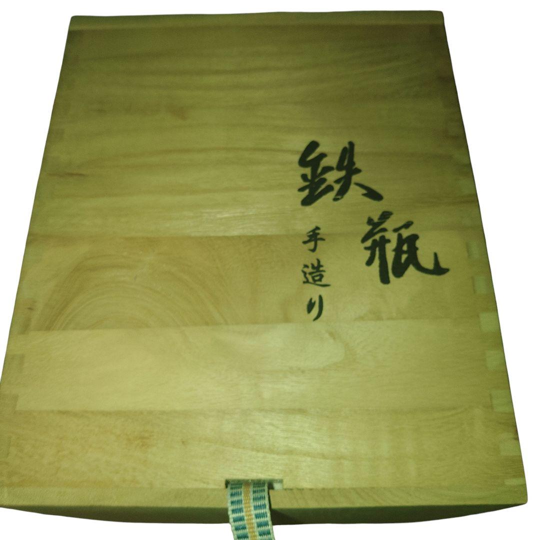 砂鉄　岩蟹像嵌付鉄瓶　銅蓋　共箱付　0.9リットル　茶道具　茶道