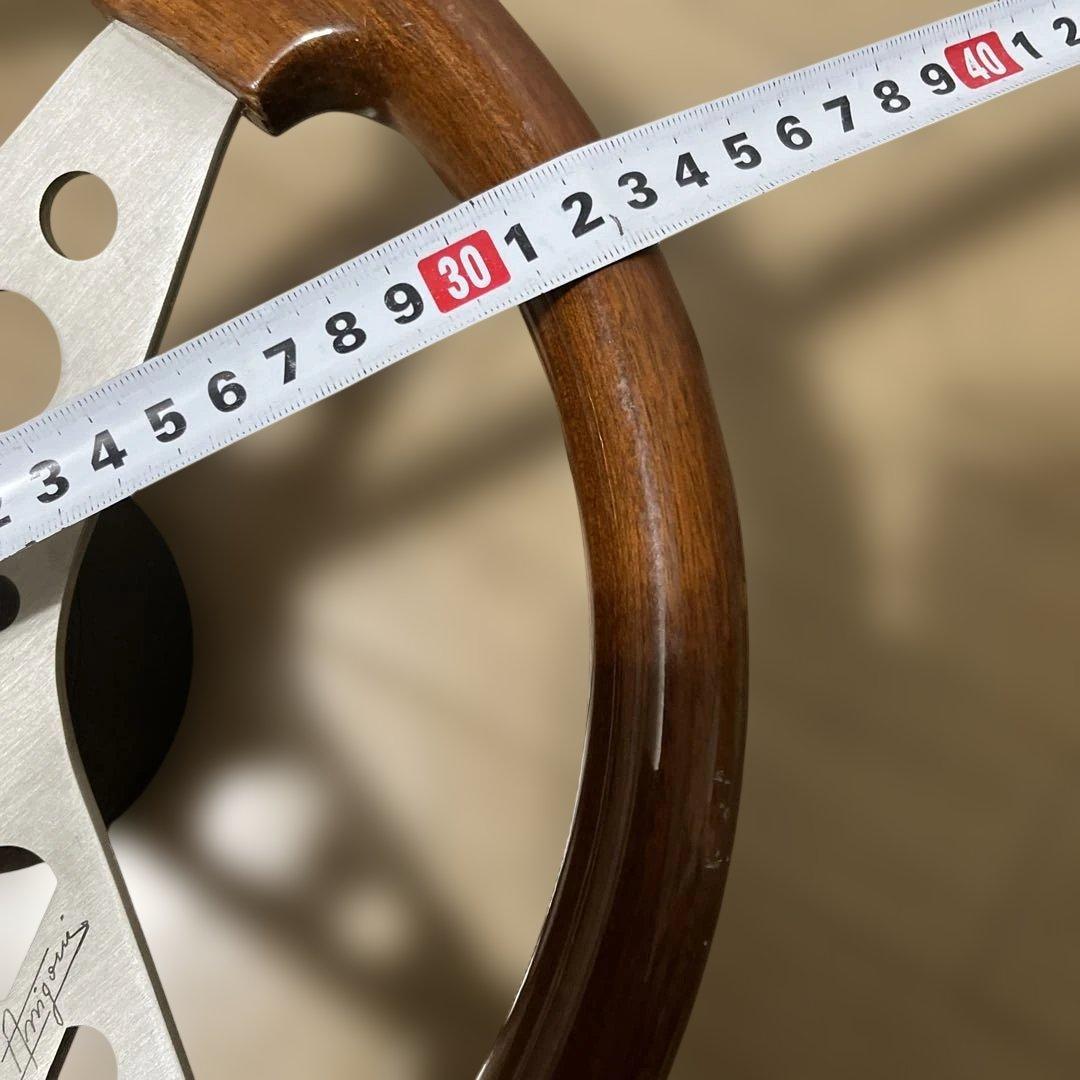 ウッドとアルミニウムのステアリングホイール