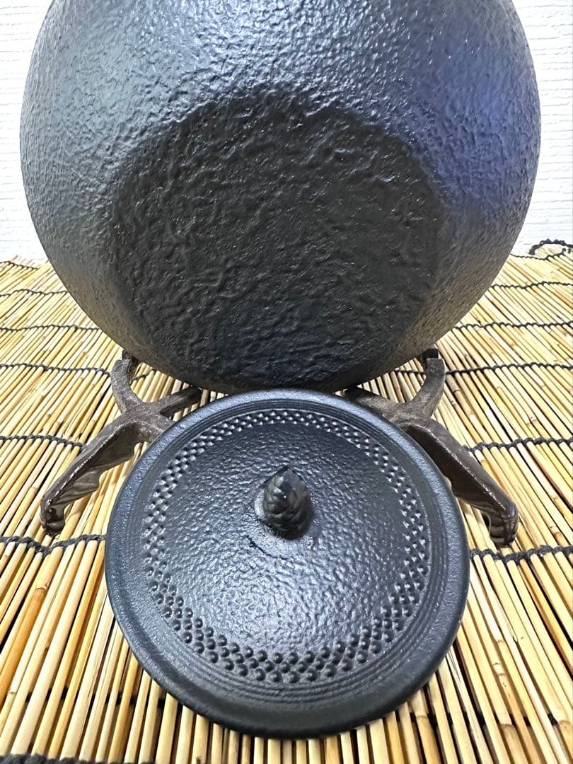 未使用品、栞付　南部運南堂鍋元造　南部鋳吉銘１５型アラレ　南部鉄瓶　南部鉄器