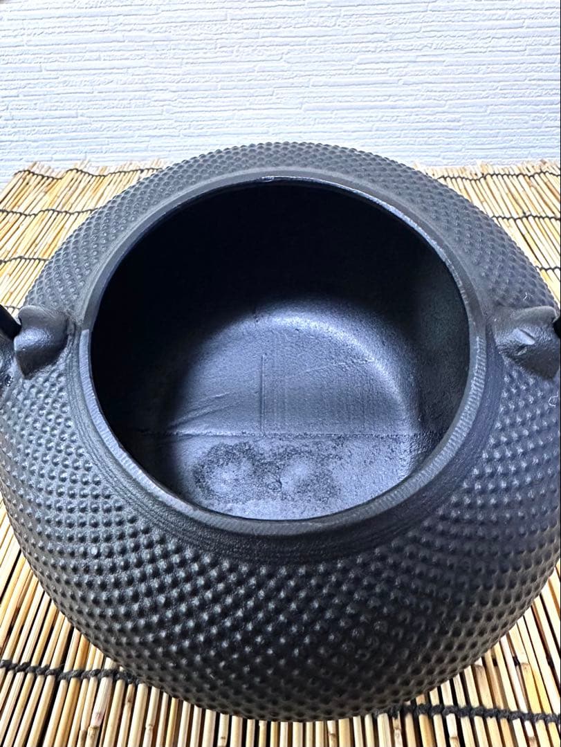 未使用品、栞付　南部運南堂鍋元造　南部鋳吉銘１５型アラレ　南部鉄瓶　南部鉄器