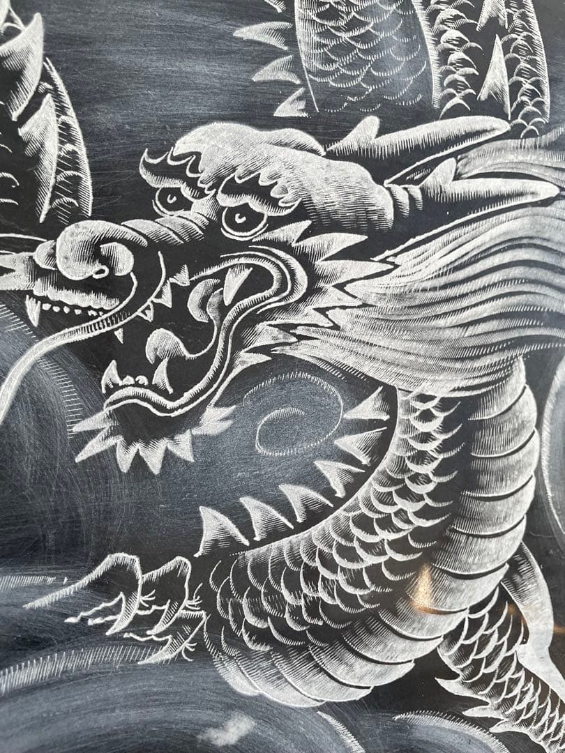 庵治石　石の龍　龍の彫刻　ドラゴン絵柄の円形置物　直径61㎝　高さ78㎝　木製台