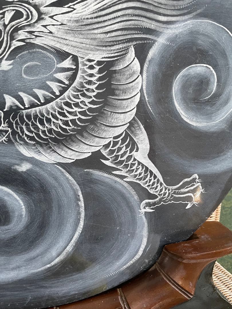 庵治石　石の龍　龍の彫刻　ドラゴン絵柄の円形置物　直径61㎝　高さ78㎝　木製台
