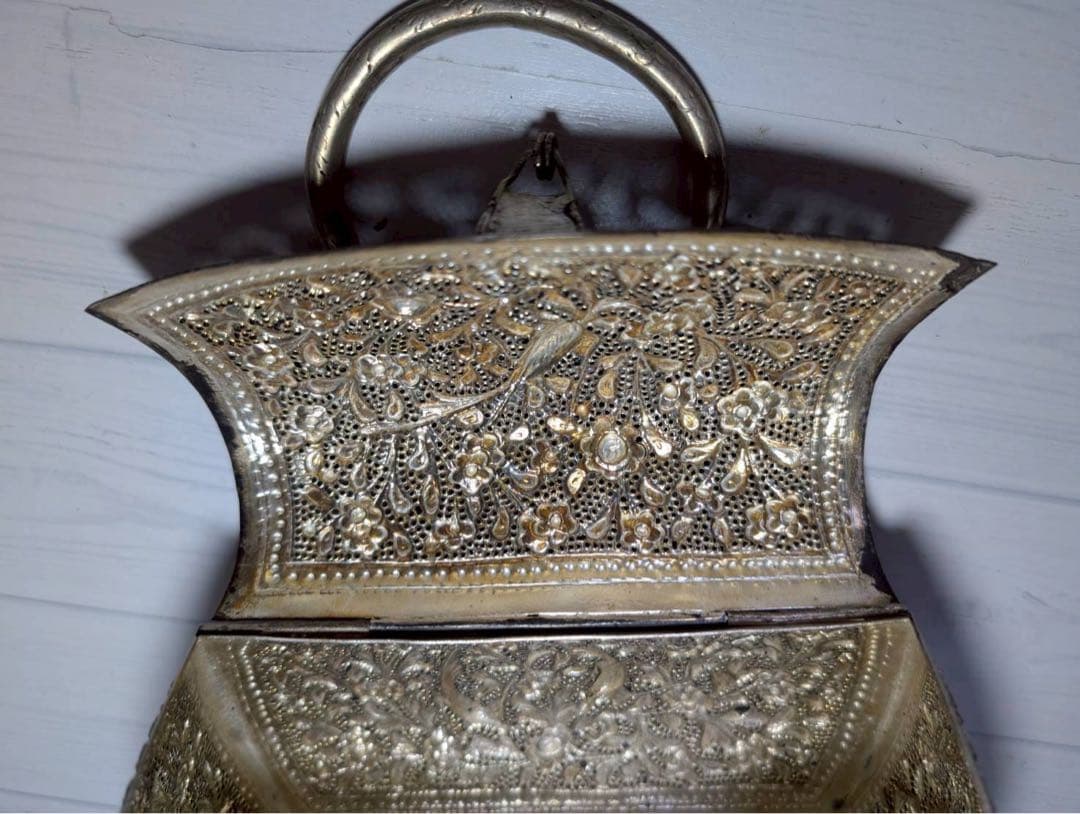 金属 アンティーク バッグ 花柄彫刻の銀色ハンドバッグ