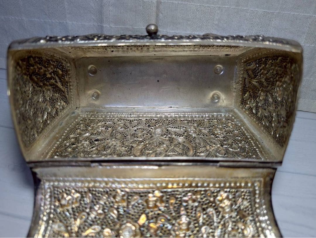 金属 アンティーク バッグ 花柄彫刻の銀色ハンドバッグ