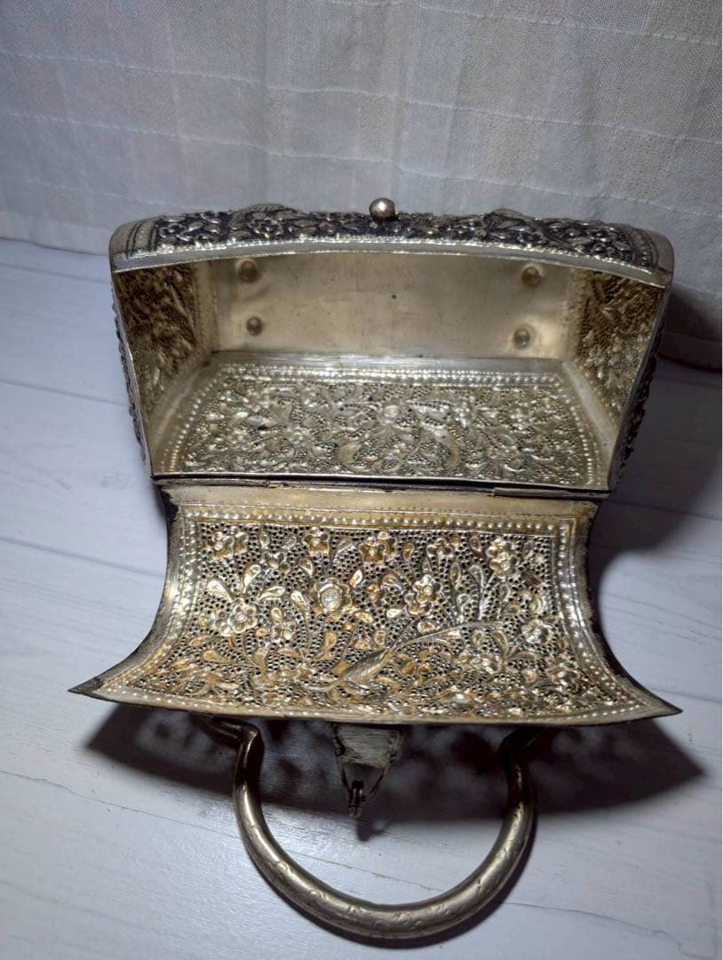 金属 アンティーク バッグ 花柄彫刻の銀色ハンドバッグ