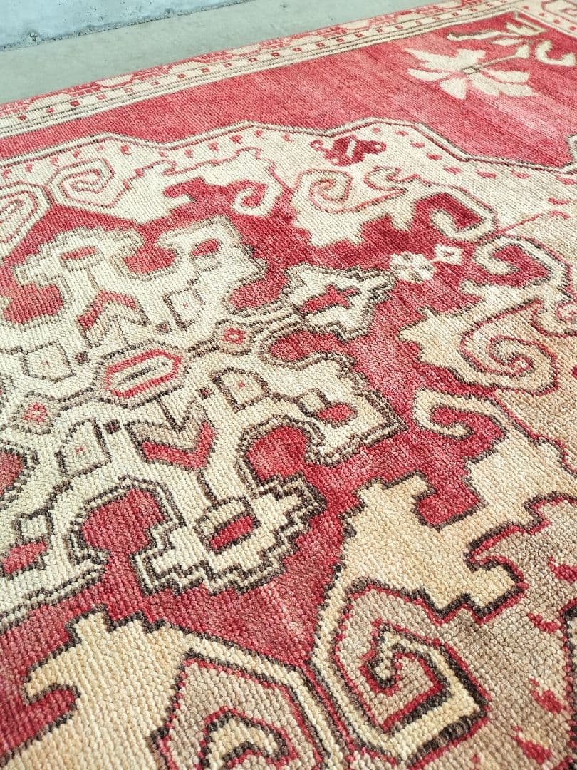 大きめ/希少/レッドとベージュのアヴァノスラグ　ヴィンテージラグNo.734