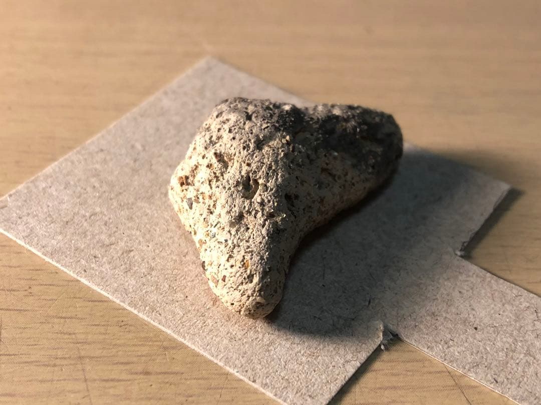 「三角形土版の破片」です。