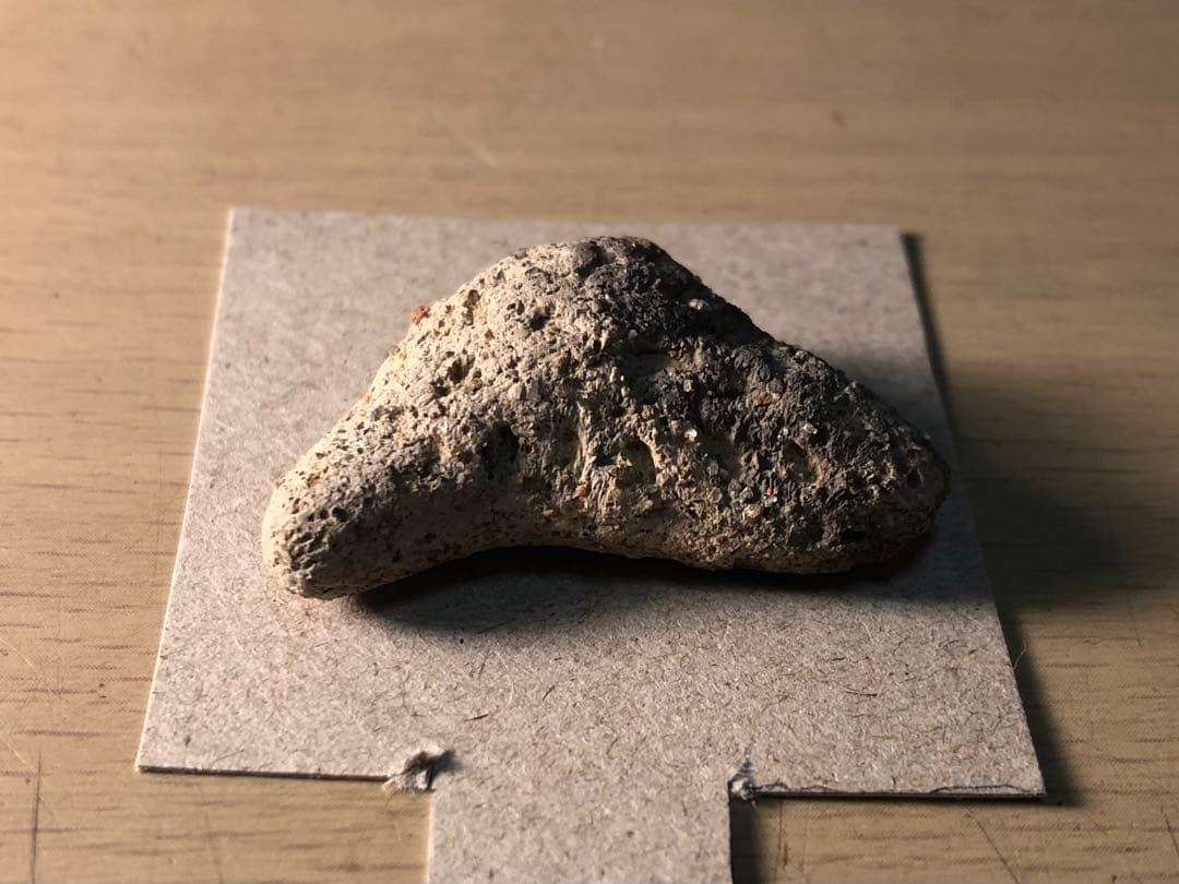 「三角形土版の破片」です。