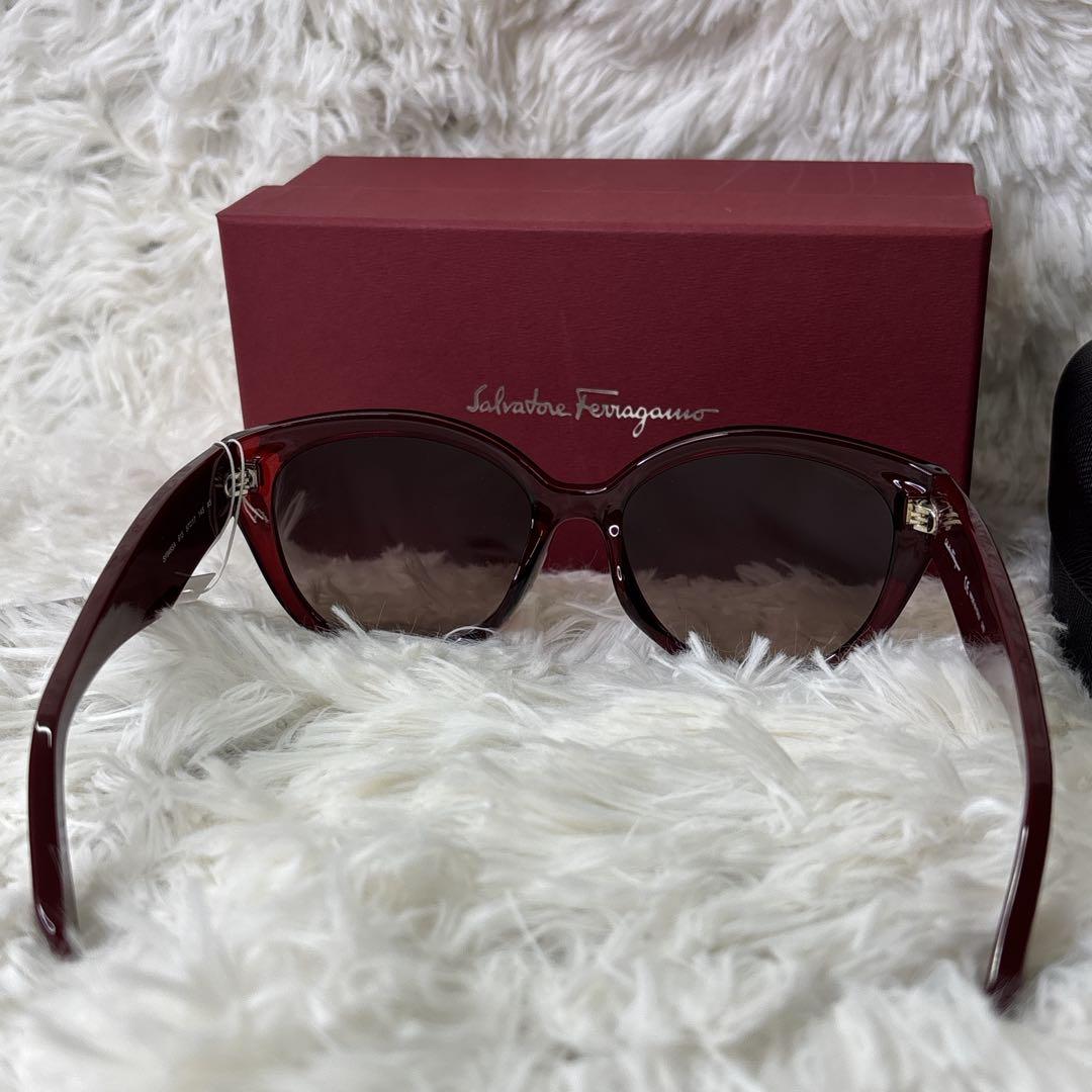 未使用品　Ferragamo レッド キャットアイ サングラス　レディース