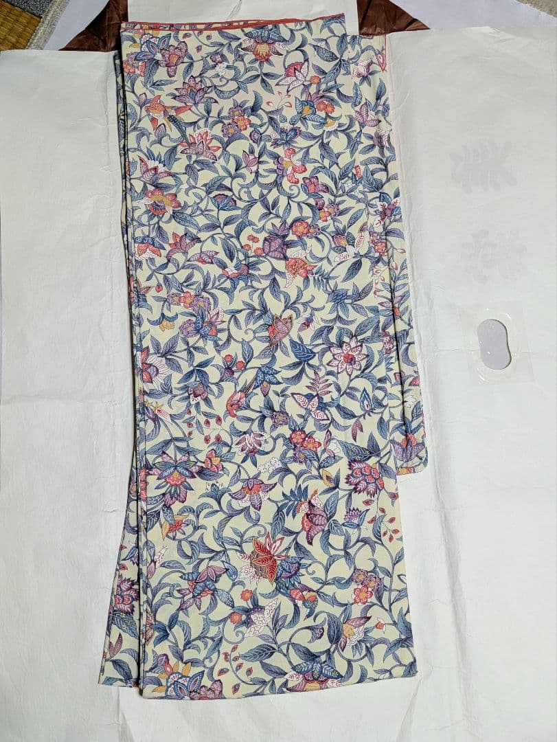 【新品未使用】正絹 花柄 小紋 着物 クリーム色 広衿 袷 しつけ糸付き