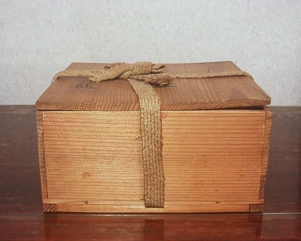 楽焼　大樋長楽作　飴釉　平茶碗　在銘　「大樋・長楽」無傷　共箱　古物。