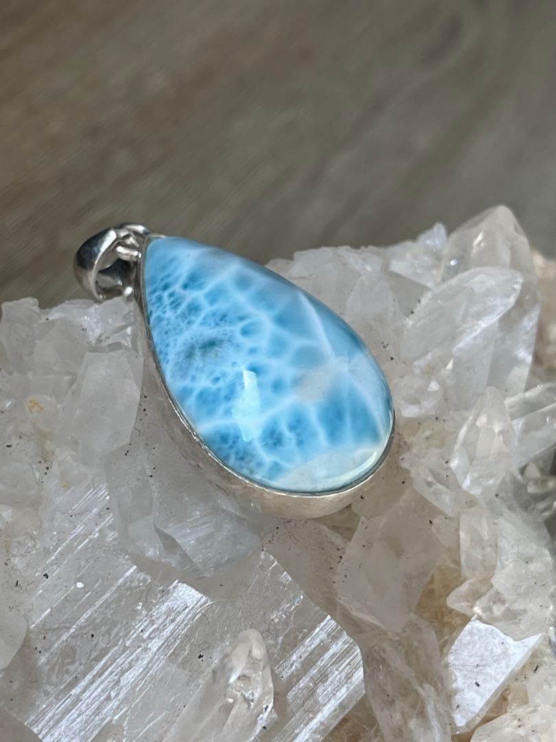 天然石ラリマー☆高品質！しずく型ペンダントトップワク付き☆ブルー＆模様が美しい！