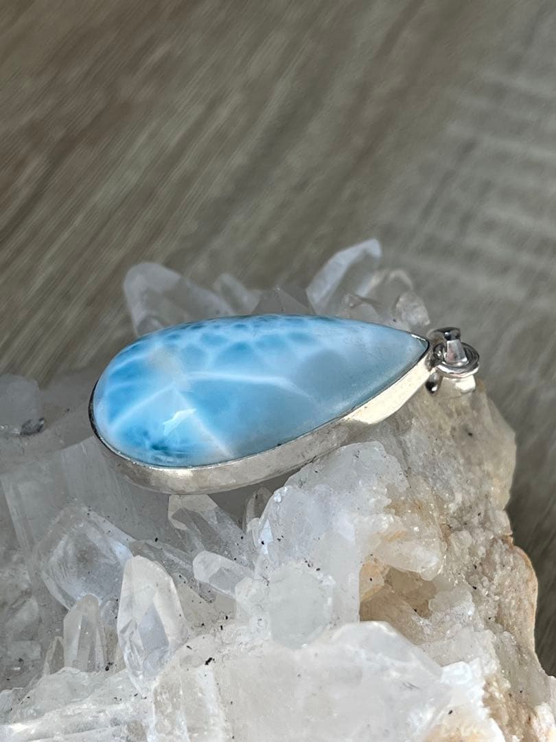 天然石ラリマー☆高品質！しずく型ペンダントトップワク付き☆ブルー＆模様が美しい！