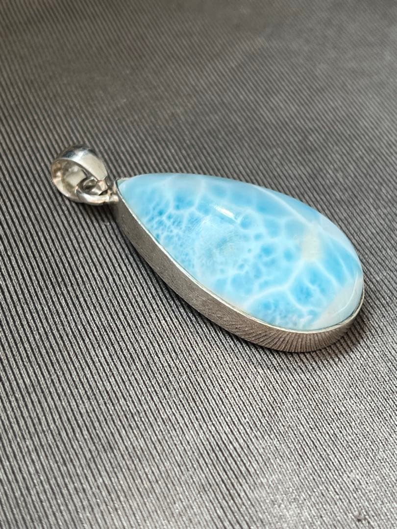 天然石ラリマー☆高品質！しずく型ペンダントトップワク付き☆ブルー＆模様が美しい！