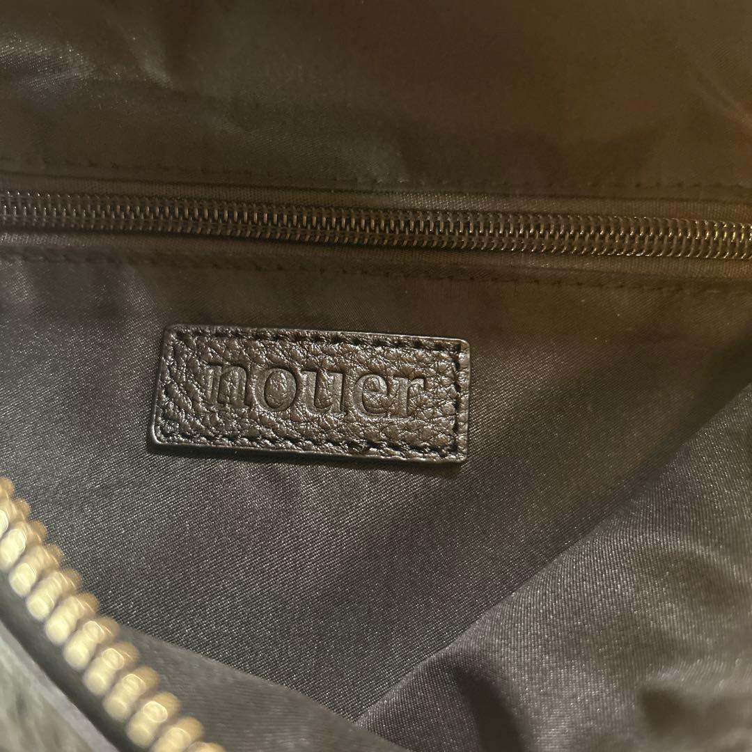 【極美品】nouer ヌエール　レザー　クロスボディバッグ　ブラック