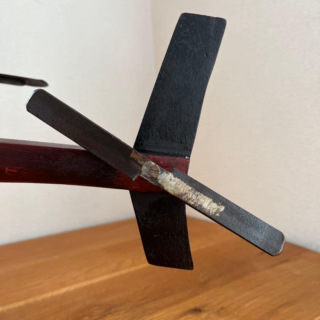 大きな古いブリキのヘリコプター