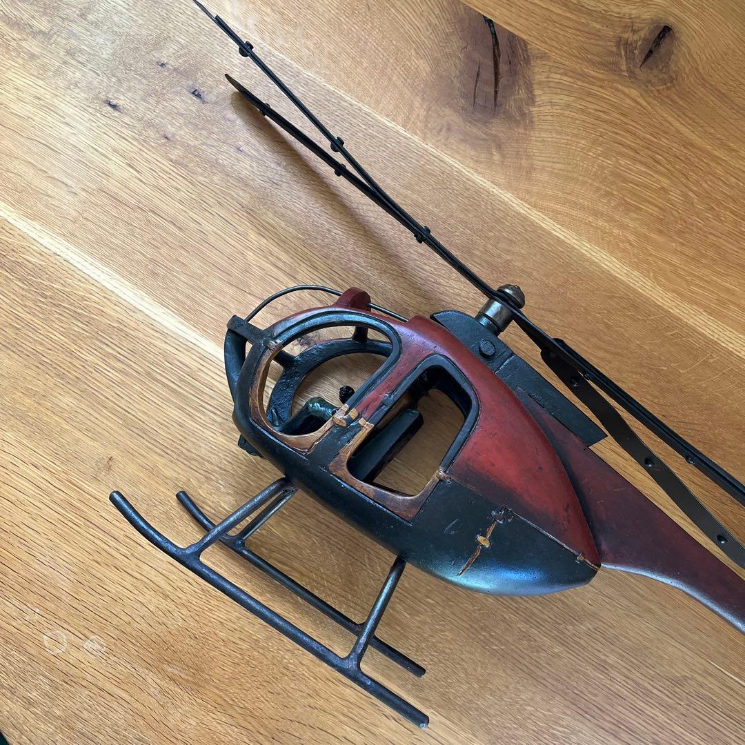 大きな古いブリキのヘリコプター