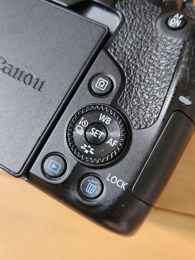 Canon kiss x10i(故障あり)　バッテリー　充電器　ストラップ