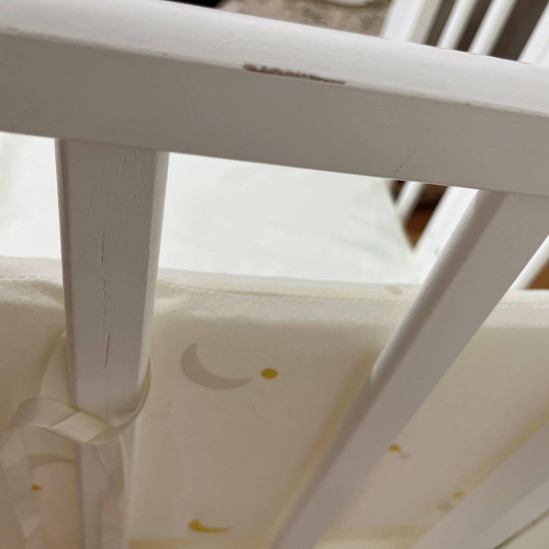 ホワイト木製ベビーベッド キャスター付き