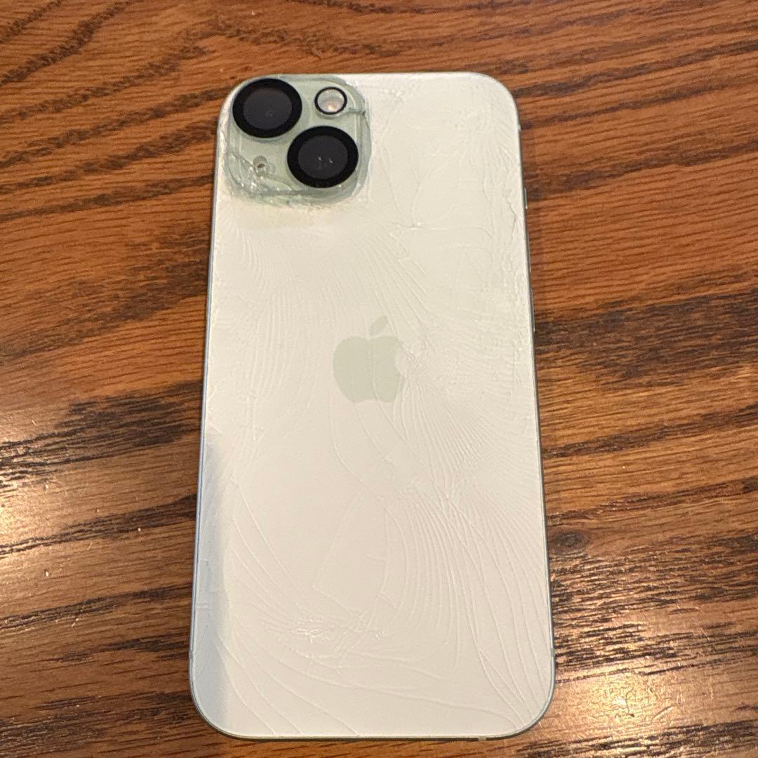 Apple iPhone 15 256GB グリーン　背面割れ