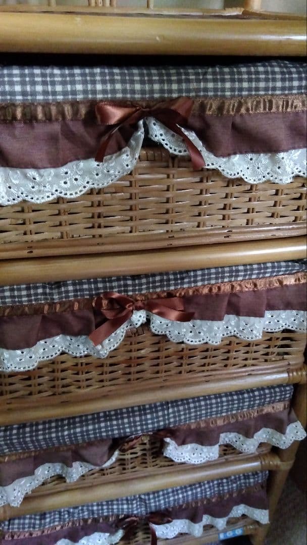 ラタンのチェストコロコロとカバー付き