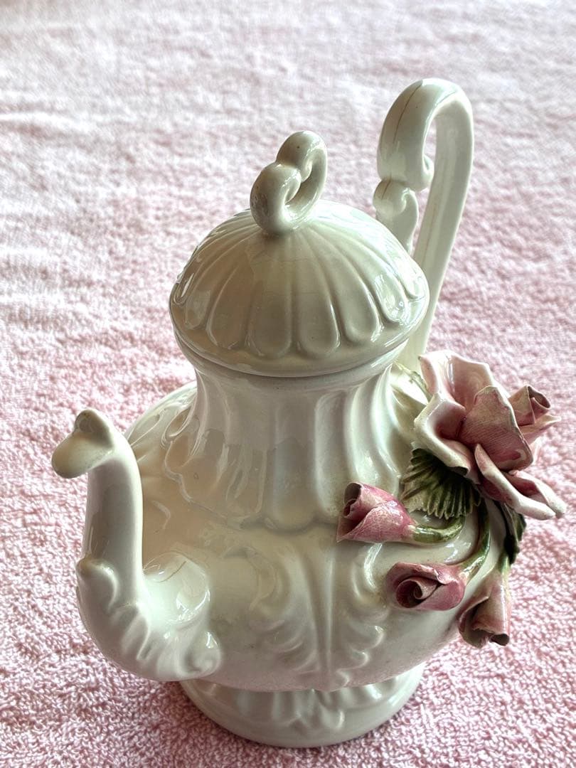 イタリアのカポディモンテ（Capodimonte）スタイルの陶器製