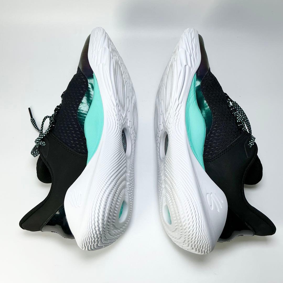 UNDER ARMOUR　バスケットボールシューズ　カリーフロー11　バッシュ