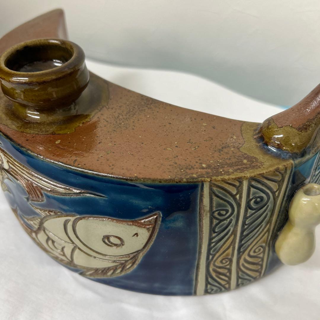 魚模様の半月型陶器器