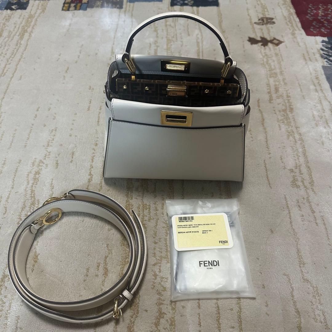 【新品未使用】フェンディ ピーカブー ミニ　ハンドバッグ　ホワイト