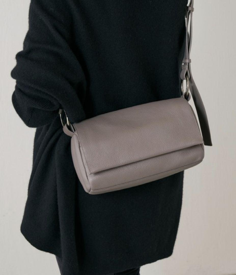 BEARDSLEY レザーボディバッグ　TAUPE