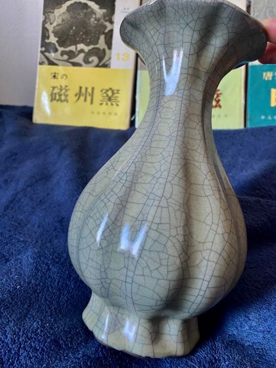 中国古美術品、宋代官窑瓷器、金丝铁线。高约24厘米。