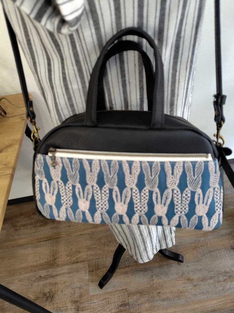 ミナペルホネン/pomppiaポンピアブルー/ラウンドボストンブラック本革