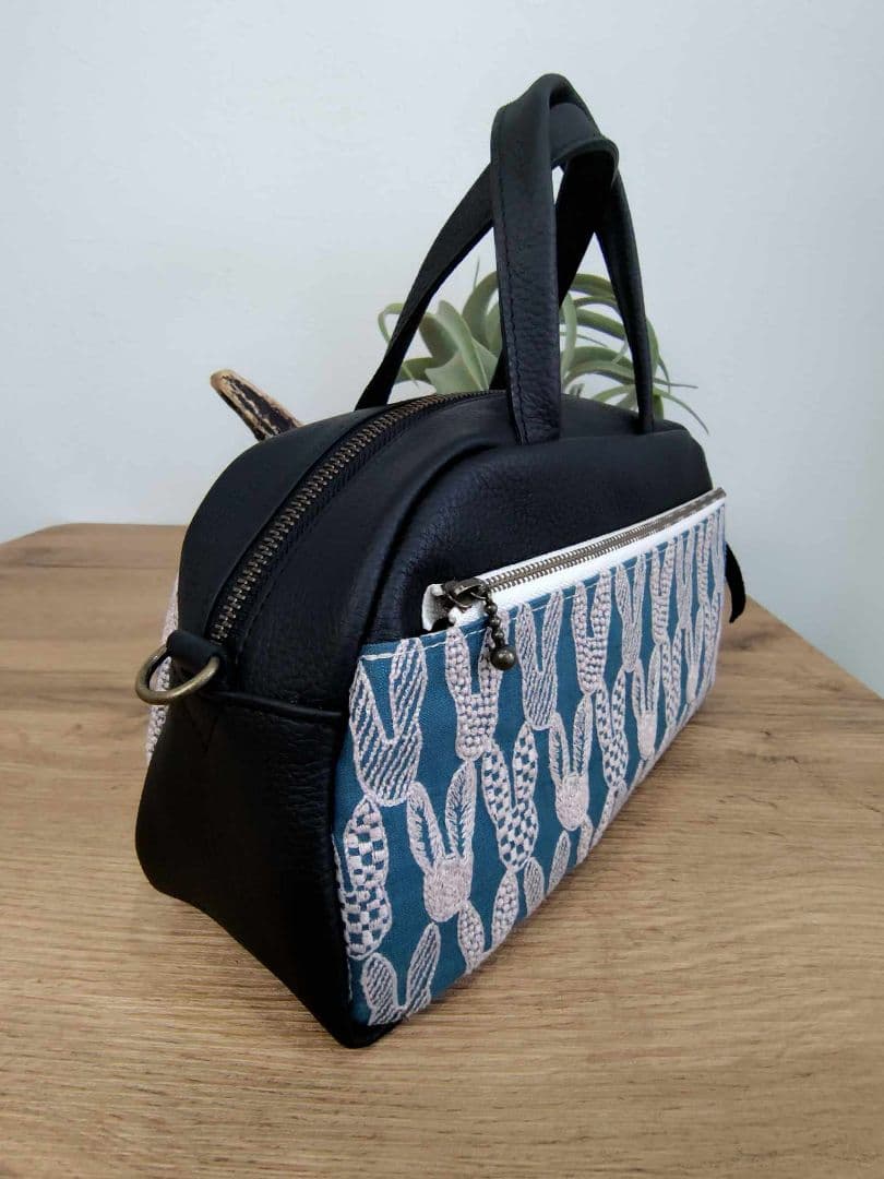 ミナペルホネン/pomppiaポンピアブルー/ラウンドボストンブラック本革