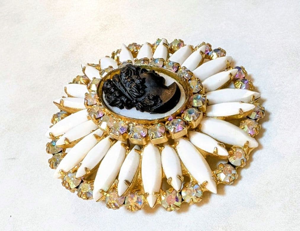 No.0337　ヴィンテージジュリアナ　ブラック＆ホワイト　ガラスカメオブローチ