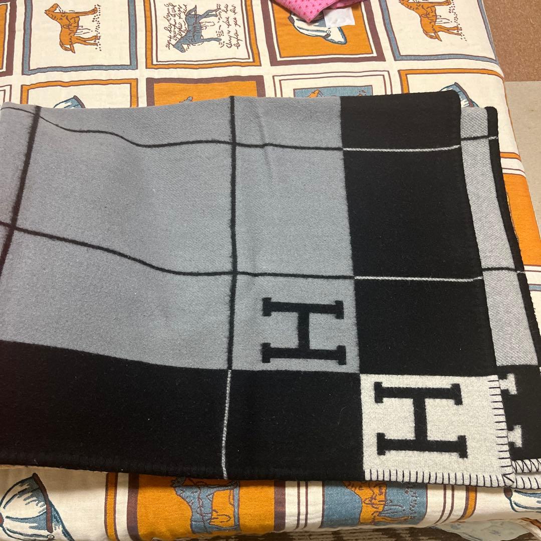 エルメスグレーと黒のチェック柄毛布