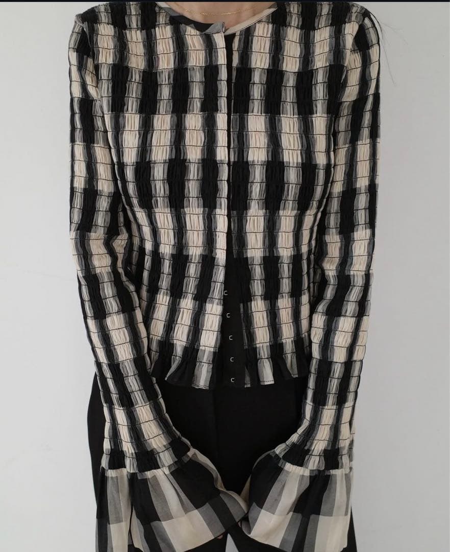 新品タグ付き　シャーリングデザインブラウス