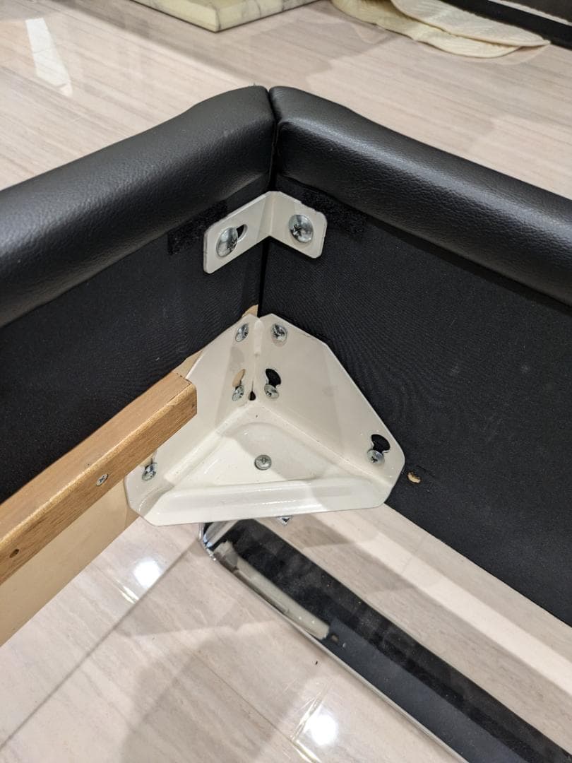 黒いワイドダブルベッドフレーム