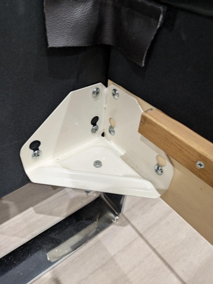 黒いワイドダブルベッドフレーム