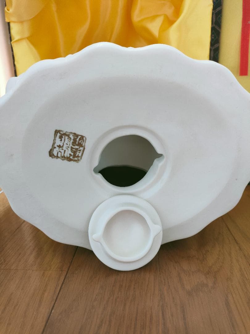 白い　陶器　仏像