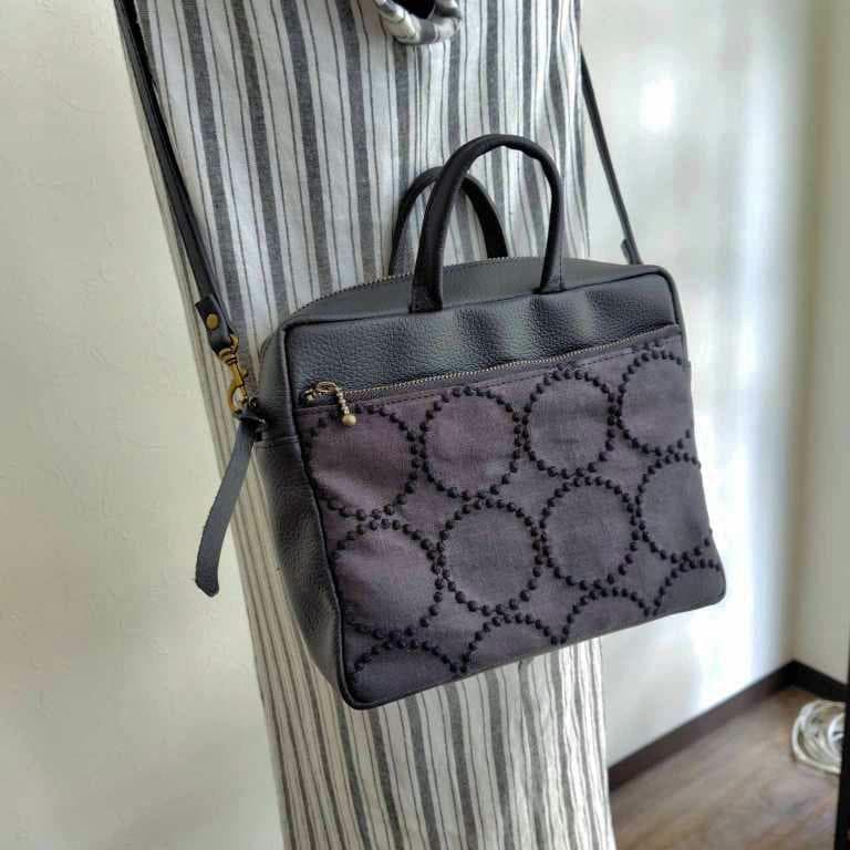 ミナペルホネン/2025tambourineタンバリンチャコール/スクエアー本革