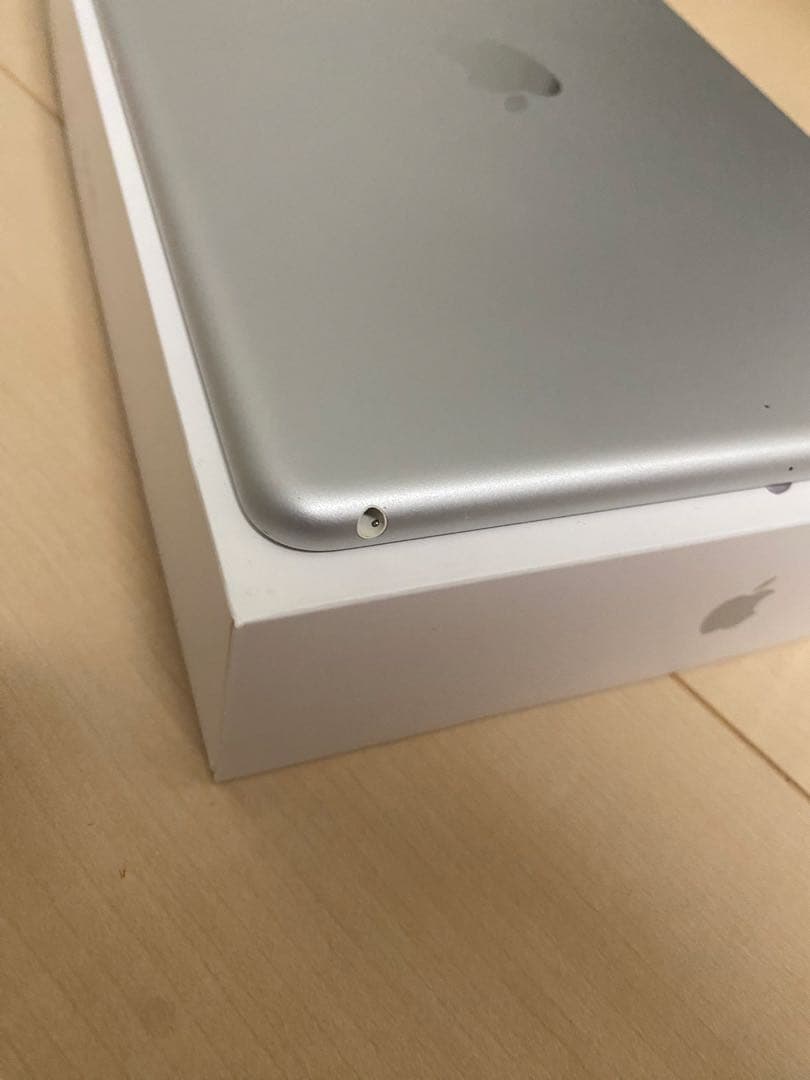 Apple iPad 第7世代 シルバー Wi-Fi 極美品 付属品未使用