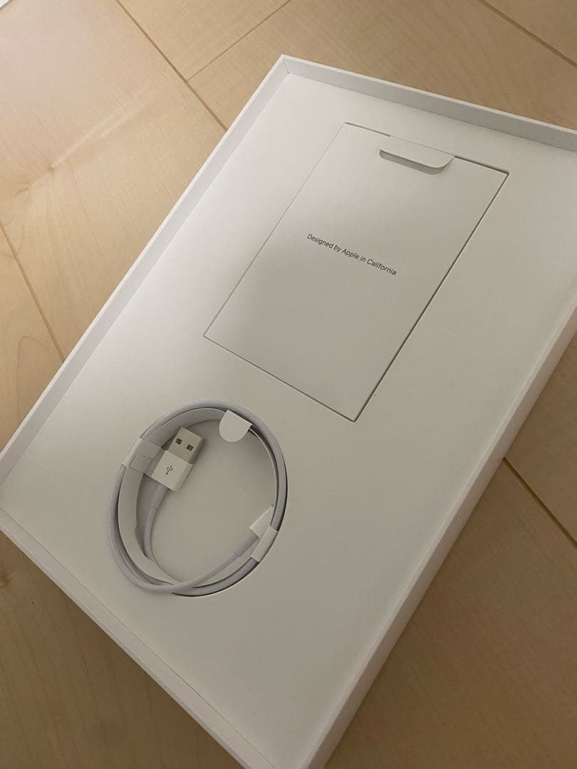 Apple iPad 第7世代 シルバー Wi-Fi 極美品 付属品未使用