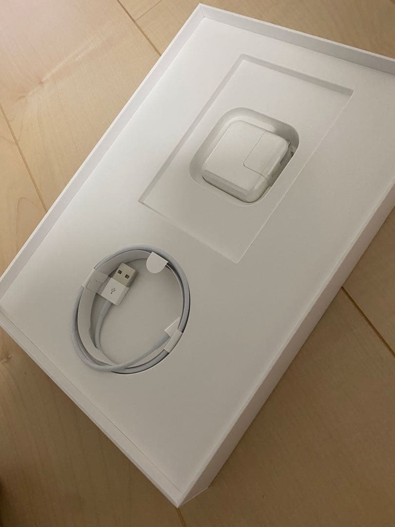 Apple iPad 第7世代 シルバー Wi-Fi 極美品 付属品未使用