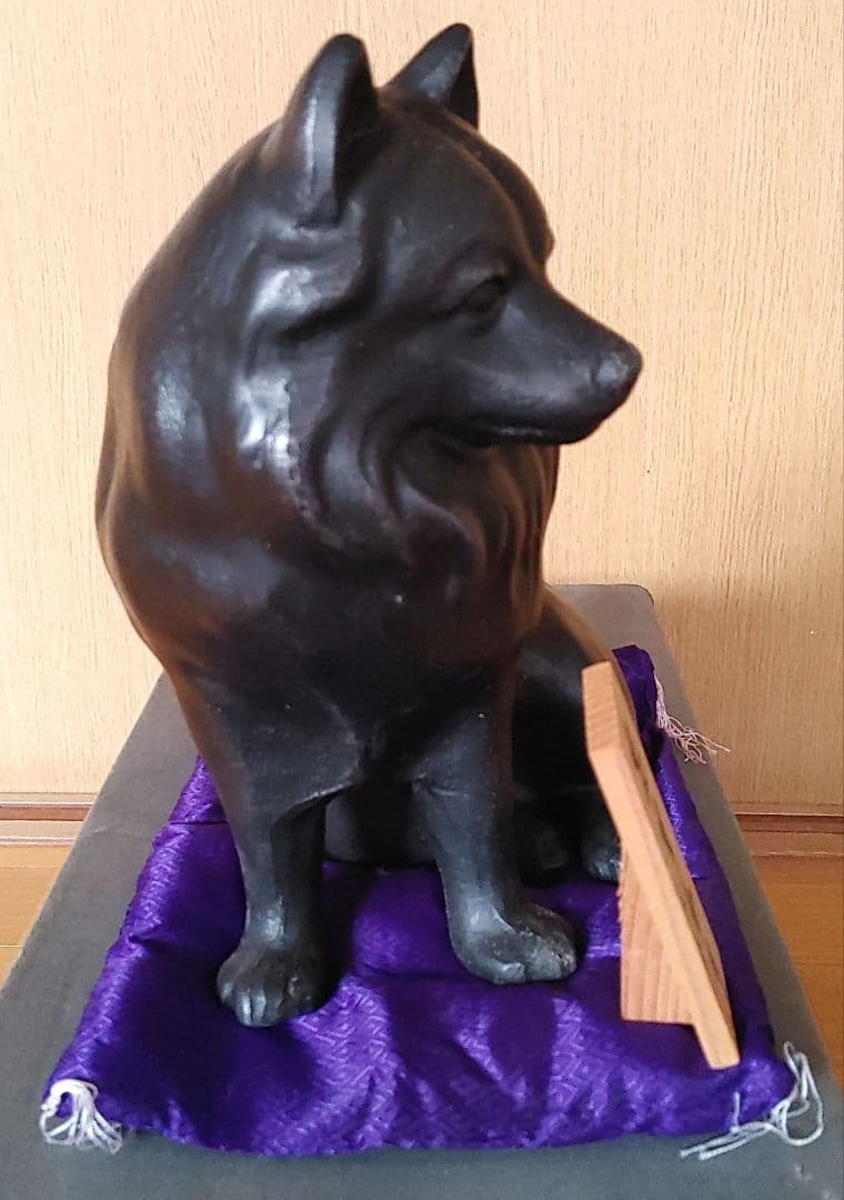 ブロンズ犬の置物 紫色の布台座付き