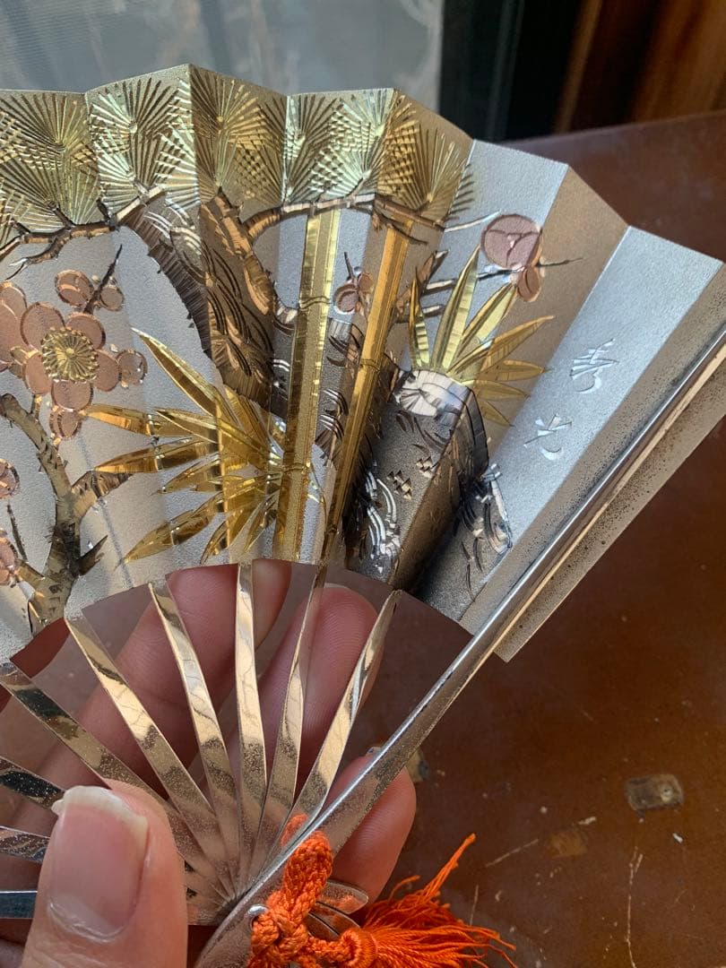 銀製　金箔 純銀製装飾の扇子 梅と松のデザイン 約99g 秀光作