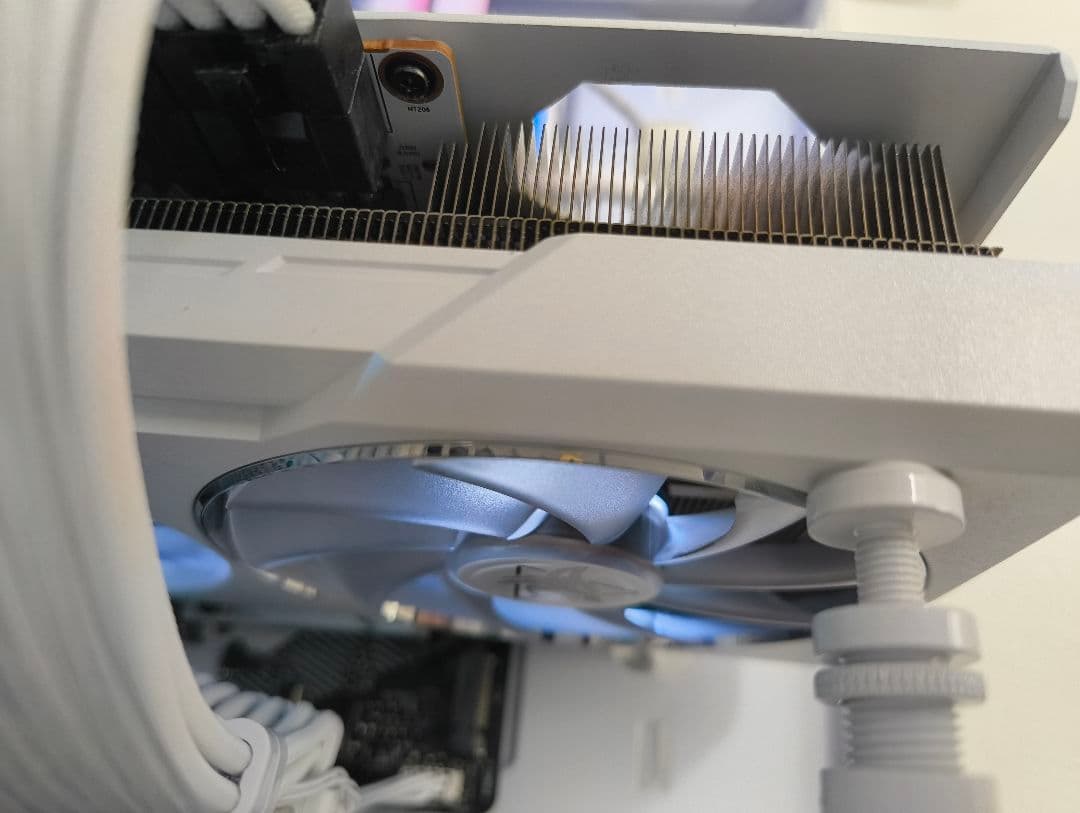 グラフィックボード・グラボ・ビデオカード PowerColor Hellhound RX6700XT white