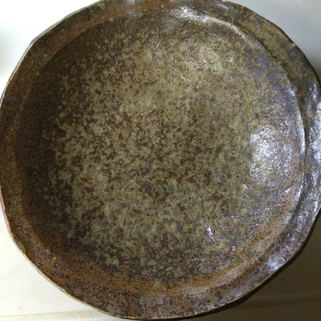 茶色と緑の波状エッジ皿