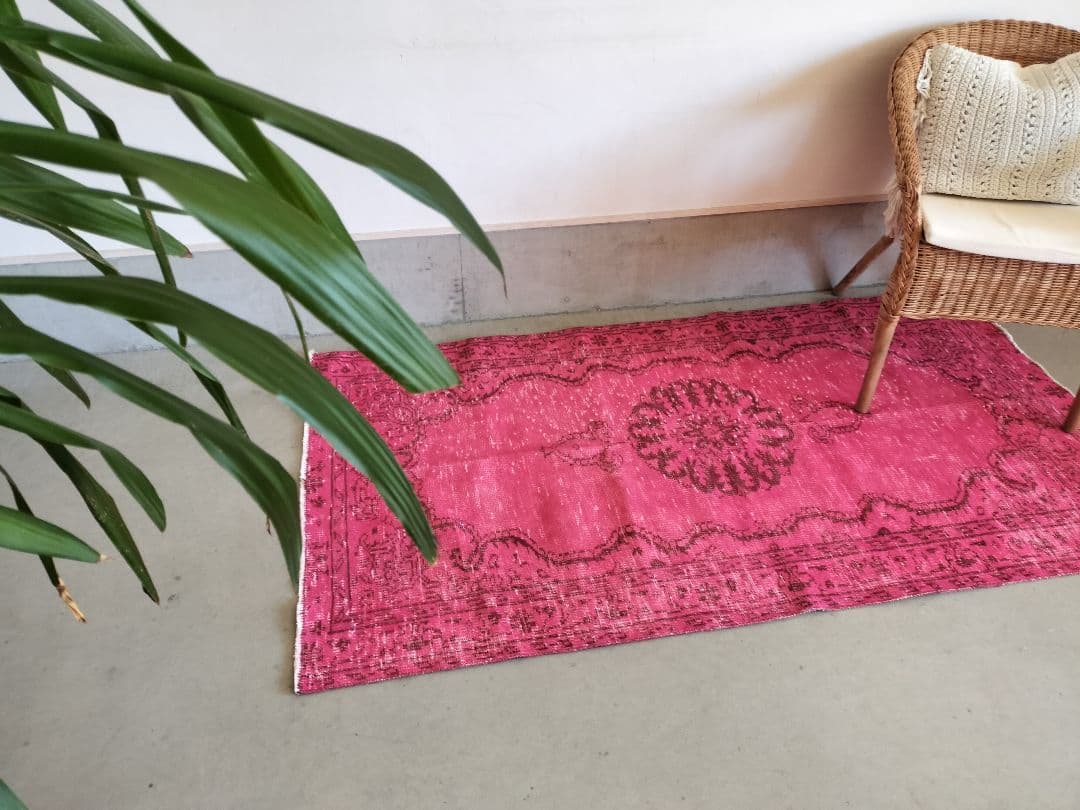 人気/マゼンタピンクのオーバーダイラグ　ヴィンテージトルコラグ　No.697